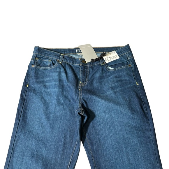 New York & Company The Crop Flare Leg Jean Low Rise Stretch Women's Size 12 - Picture 2 of 12